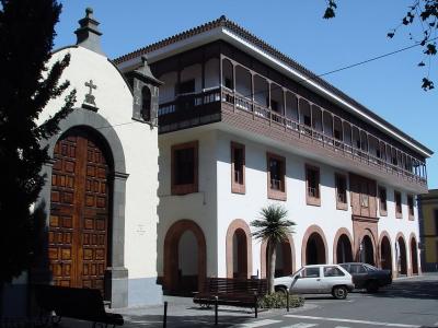 Ermita de San Miguel (left) and Juzgado de La Laguna Convento de Santa Catalina
