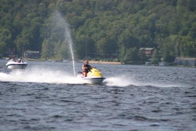 u32/gstrong1/medium/20960832.jetskiing.jpg