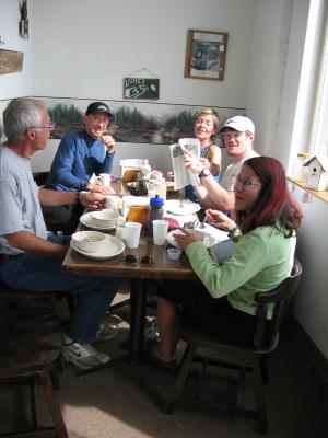 Breakfast with race volunteers (l to r): John Bandur, Marcus Dennis, Marlis DeJongh, John Pearch & Kat Bahramian