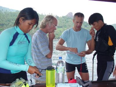 a quick morning briefing before we paddle around P. Dayang & P. Aur