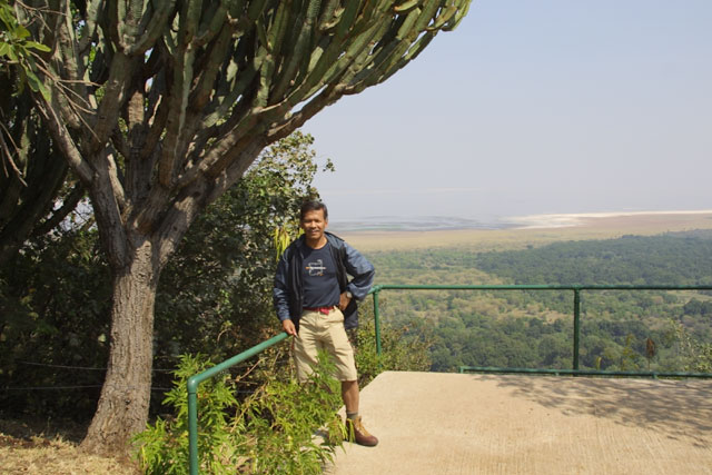 Again, huge cactus tree and Great Rift Valley in the background