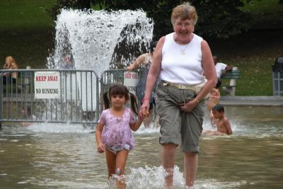 u32/jimho2036/medium/20848368.CAMMIEANDMILLIEWADING.jpg