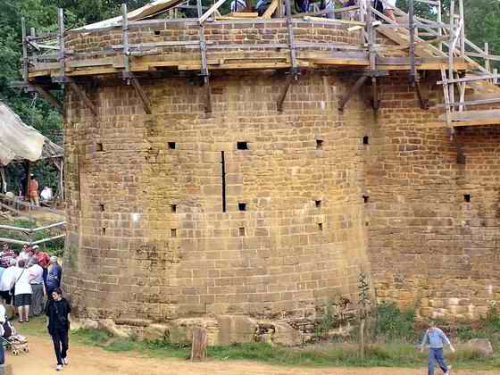 Base de la tour de la chapelle en construction