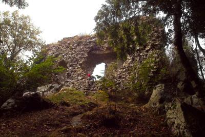 Mont Castre: Laurent helping Buddy to the Roman Fort