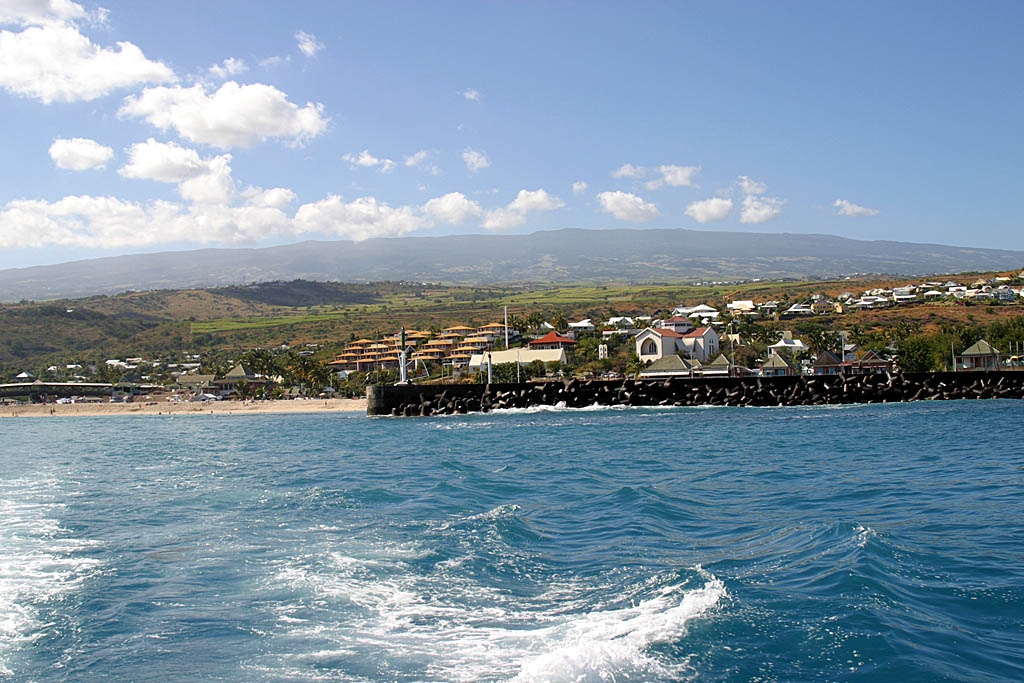 Le Maido,  depuis le port de St-Gilles