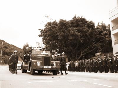 The coffin escort team left Fire Station and all attendants gave the last salutation.
(sepia photo)