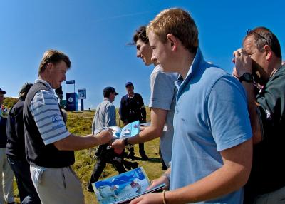 u32/nargh/medium/31551310.QEElssigningautographFEL7x5.jpg