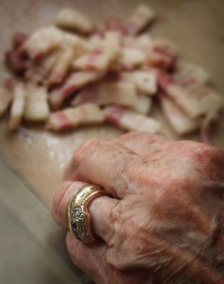 u32/pam_r/medium/31435978.Grannychop3.jpg