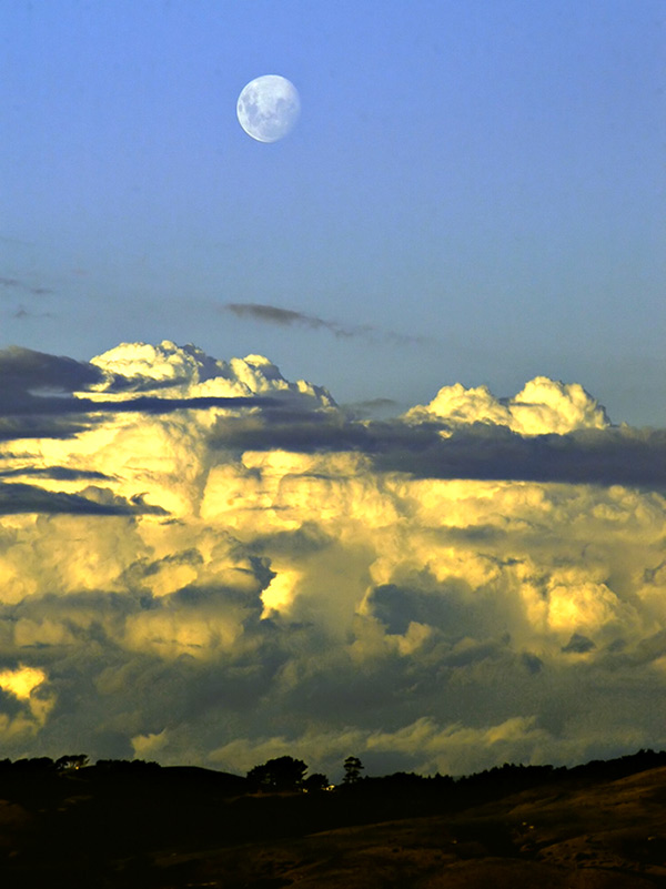 23 March 05 - Almost Full Moon Rising