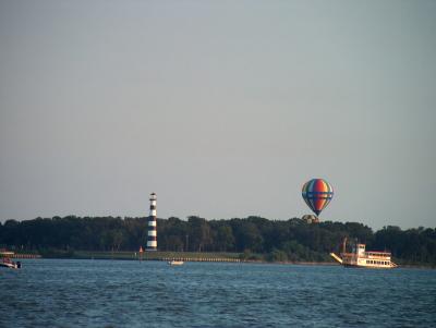 Paddlewheeler Balloons and Lighthouse.JPG