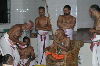 U.Ve. Pudukottai swami receiving mantrakshadai from Srimath  Azhagiyasingar