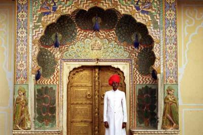 jaipur-palace-gate-and-guard