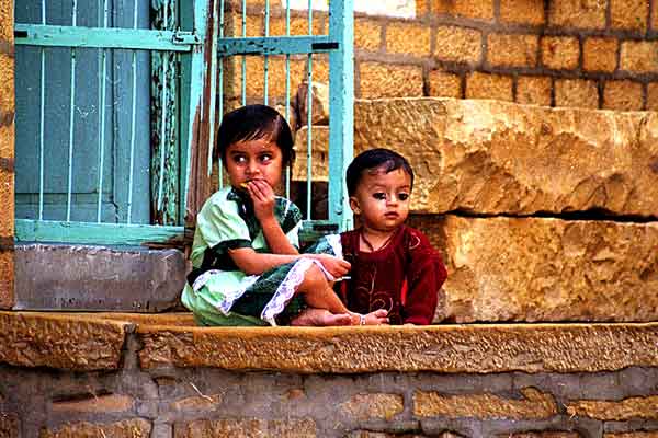 jaisalmer, girls with kohl rimmed eyes
