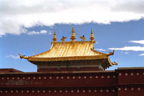 Roof monastery Litang.jpg