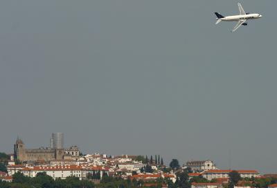 Air Luxor A320, flying low over Évora.