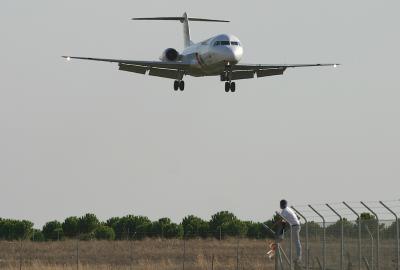 Portugalia Fokker 100 makes the first low pass.