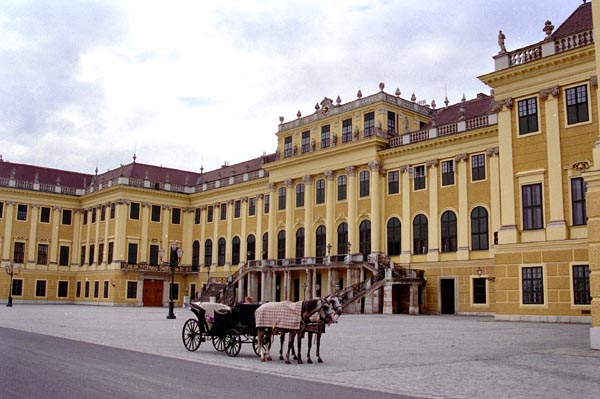 Horse carriage waits in front of Schönbrunn Palace