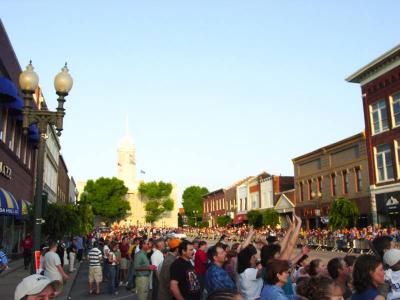 Big crowds at Columbia, Tennessee