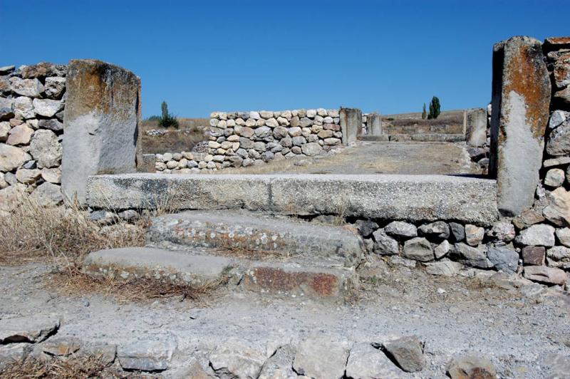 Alacahoyuk entrance to palace and temple