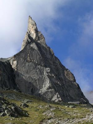 La Dibonna (3131 m) et le refuge au pied