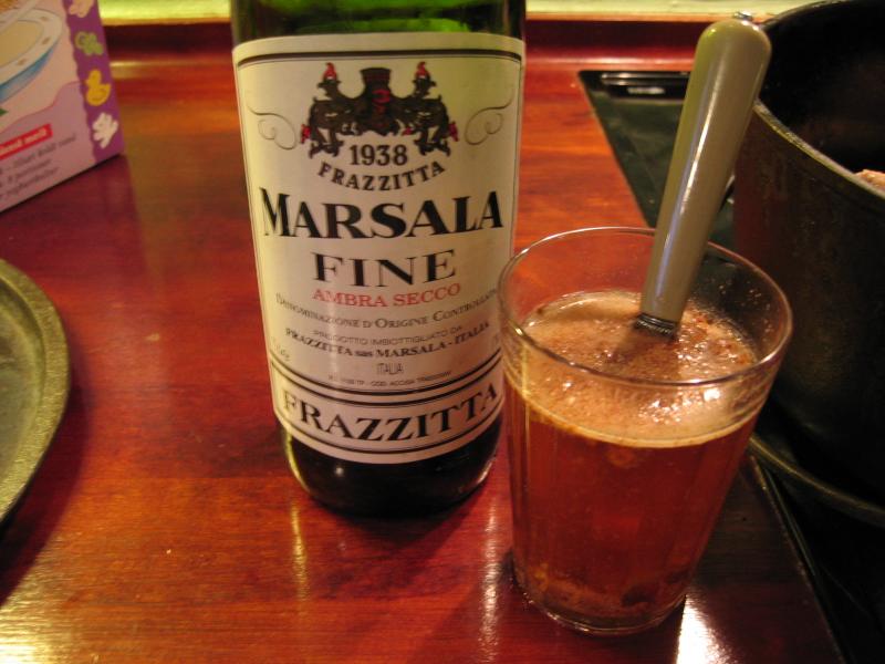 Una copa de Marsala y el fondo de ave silvestre