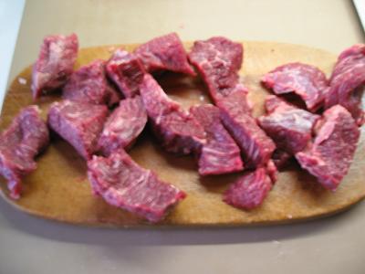 Cortar la carne en trozos de 5x5 cm