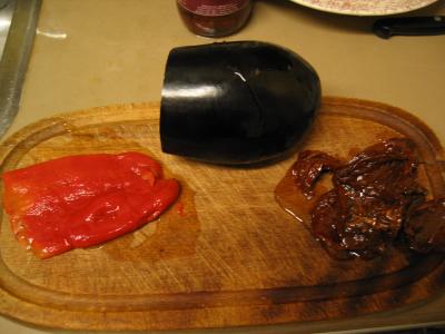 Cortar tomates, berenjena y morron en trozos