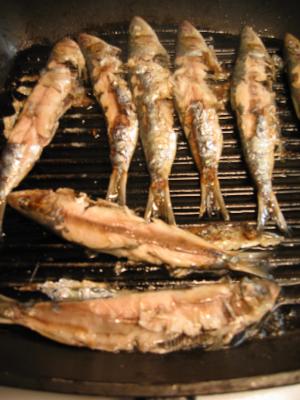 A mucha gente no le gusta la piel algo dura de la sardina. Si no se le pone aceite, se le quita sola porque se pega a la plancha