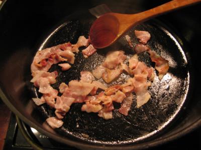 Freir el bacon en su propia grasa