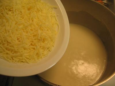 Agregar el queso (si... revolviendo...)