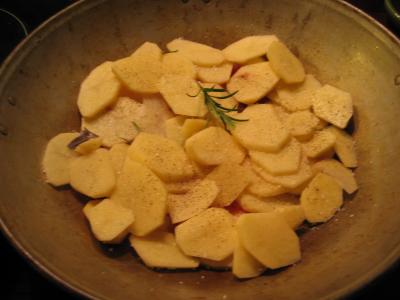 Agregar las papas cortadas en rodajas finas, sal y pimentar y agregar hierbas a gusto.
