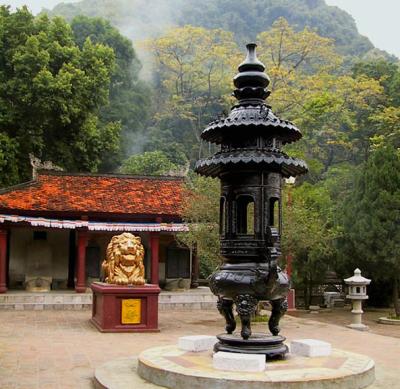 Large lantern, courtyard of Thien Chu Pagoda