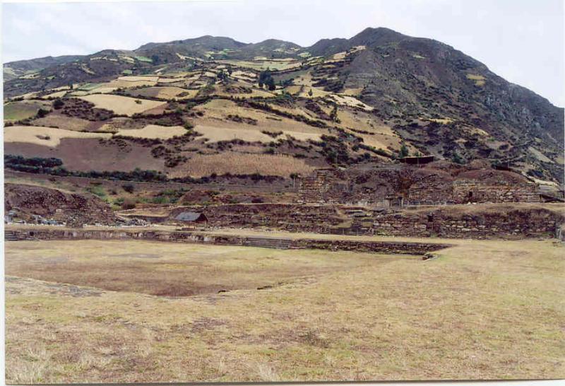 The Plaza Hundida, or sunken plaza, covering 250 mtrs2 with a rectangular,stepped platform to either side
