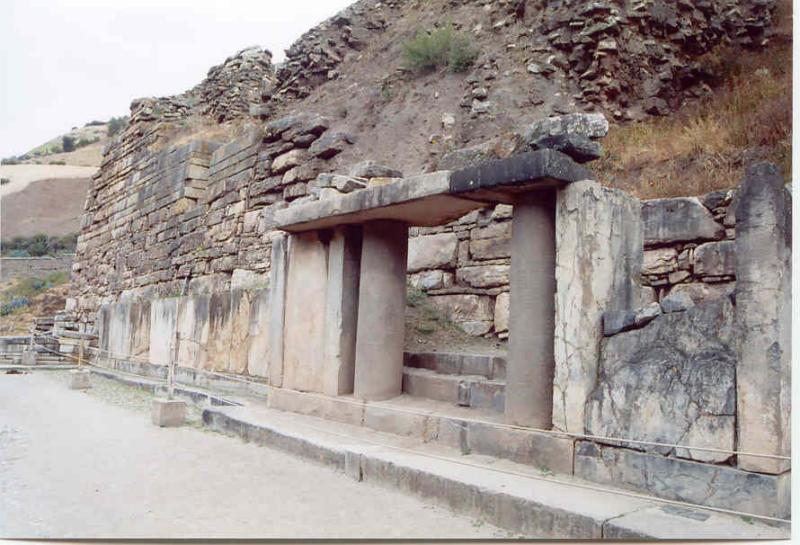 The main entrance to the Castillo leads to underground passages, an exceptionnal feat of 3000 -year-old engineering