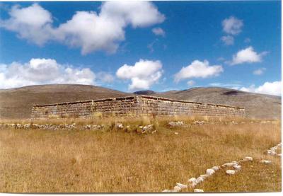 From the gigantic usnu of Huanuco Viejo houses and platform temples radiate in a circular pattern
