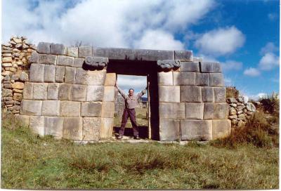 Gringo mounting the guard at one of the palace entrances of Huanuco Viejo