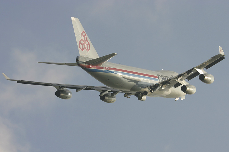 Boeing 747 clears up the gear