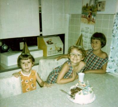 u33/renlady/medium/21594790.1968_mary_terri_kathie.jpg