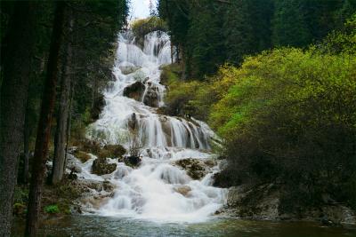 'Water falling from rocky mountain N'jqեۤsu'