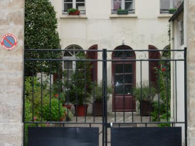 A typical courtyard on the Rue Blomet.