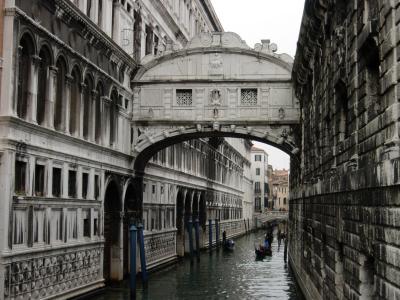 The (in)famous Bridge of Sighs (Ponte di Sospiri).