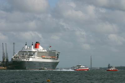 Queen Mary 2 and the Redjet ferry
