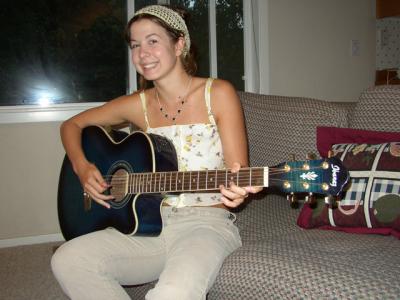 Rachel and her geetar