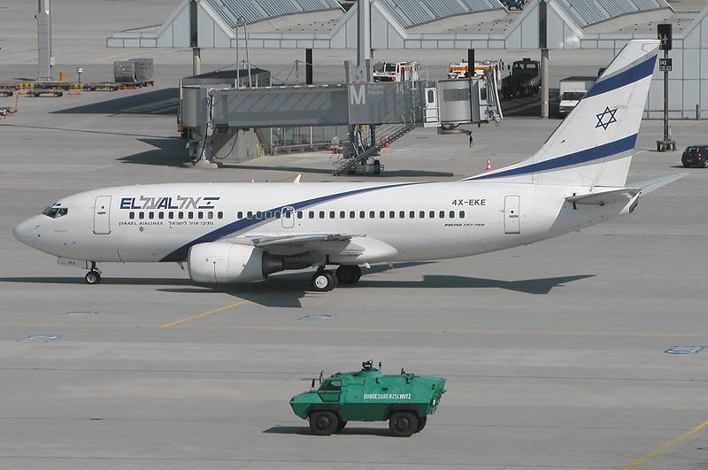 El Al Israel Airlines Boeing 737-758