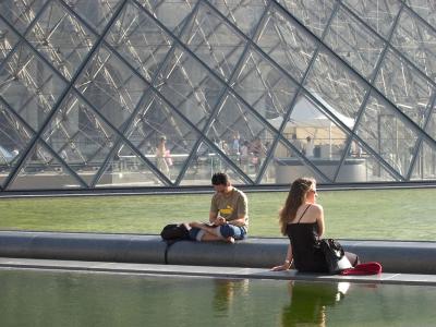 A la pyramide du Louvre