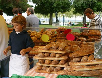Brotverkauf am Marktstand