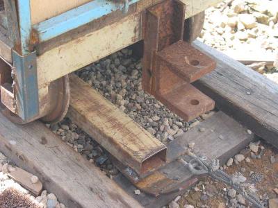 special uphill hitch for negotiating corner pulleys