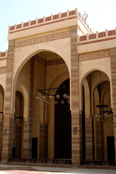 Main entrance from the courtyard to the interior