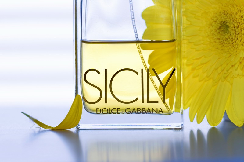 <b>2nd Place</b><br><i>Petal of Fragrance<br>by Michael Soo