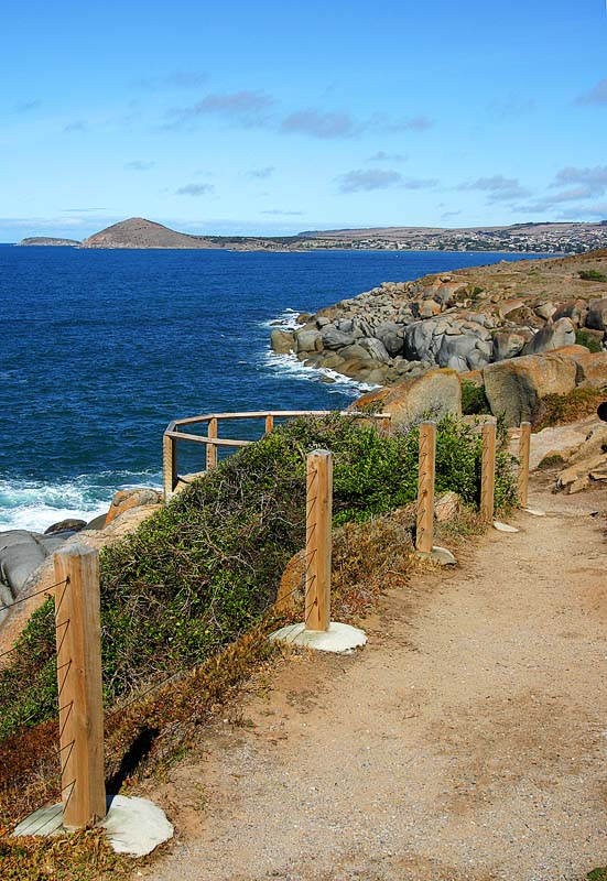 Diagonal path and triangular bluff  *